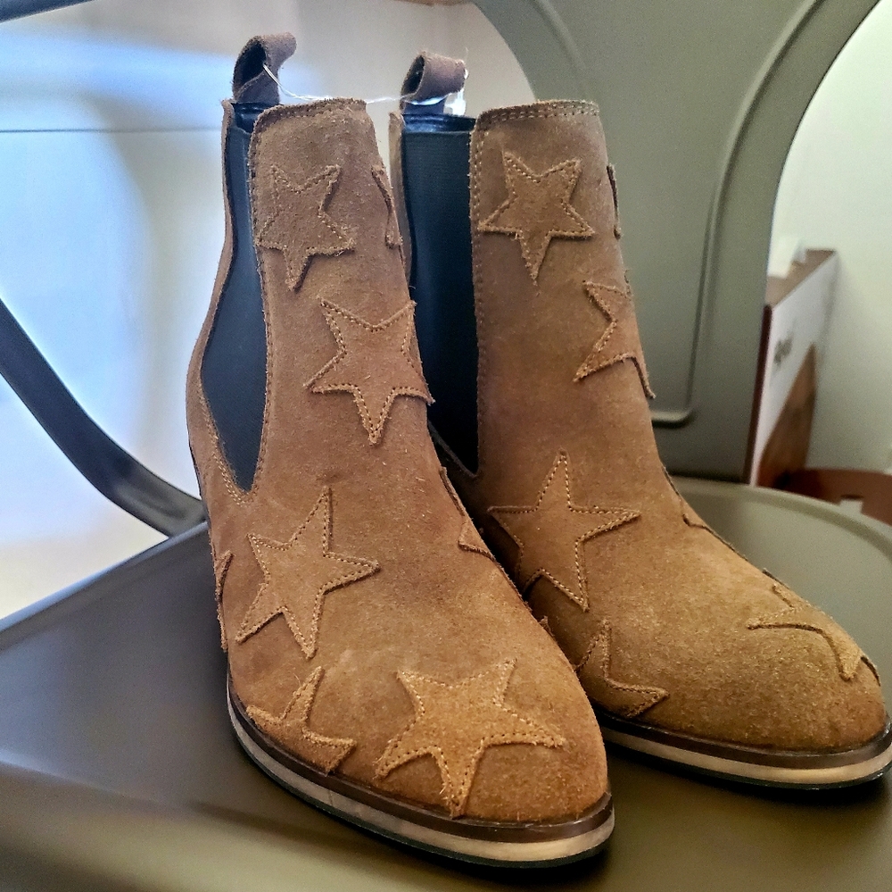 Rebels SZ 7 booties brown suede boots